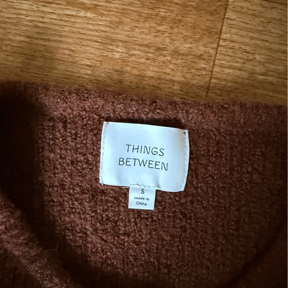 Things between small brown cardigan, flower buttons - Picture 2 of 2